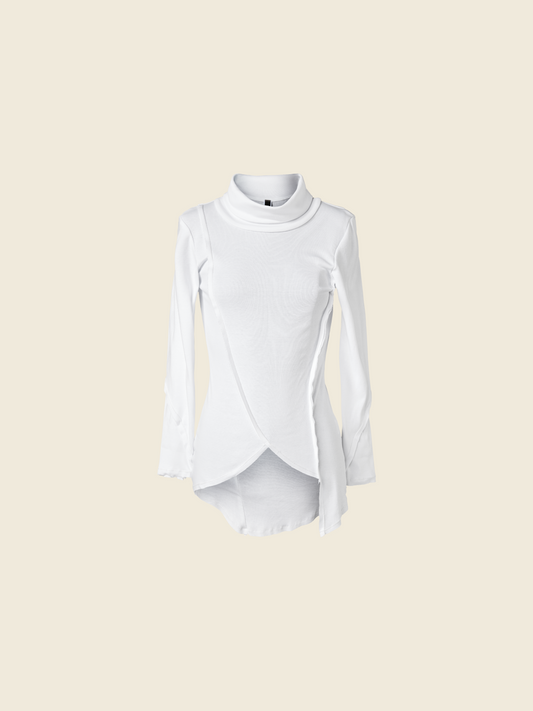 T-SHIRT A COLLO ALTO CON ORLO ASIMMETRICO