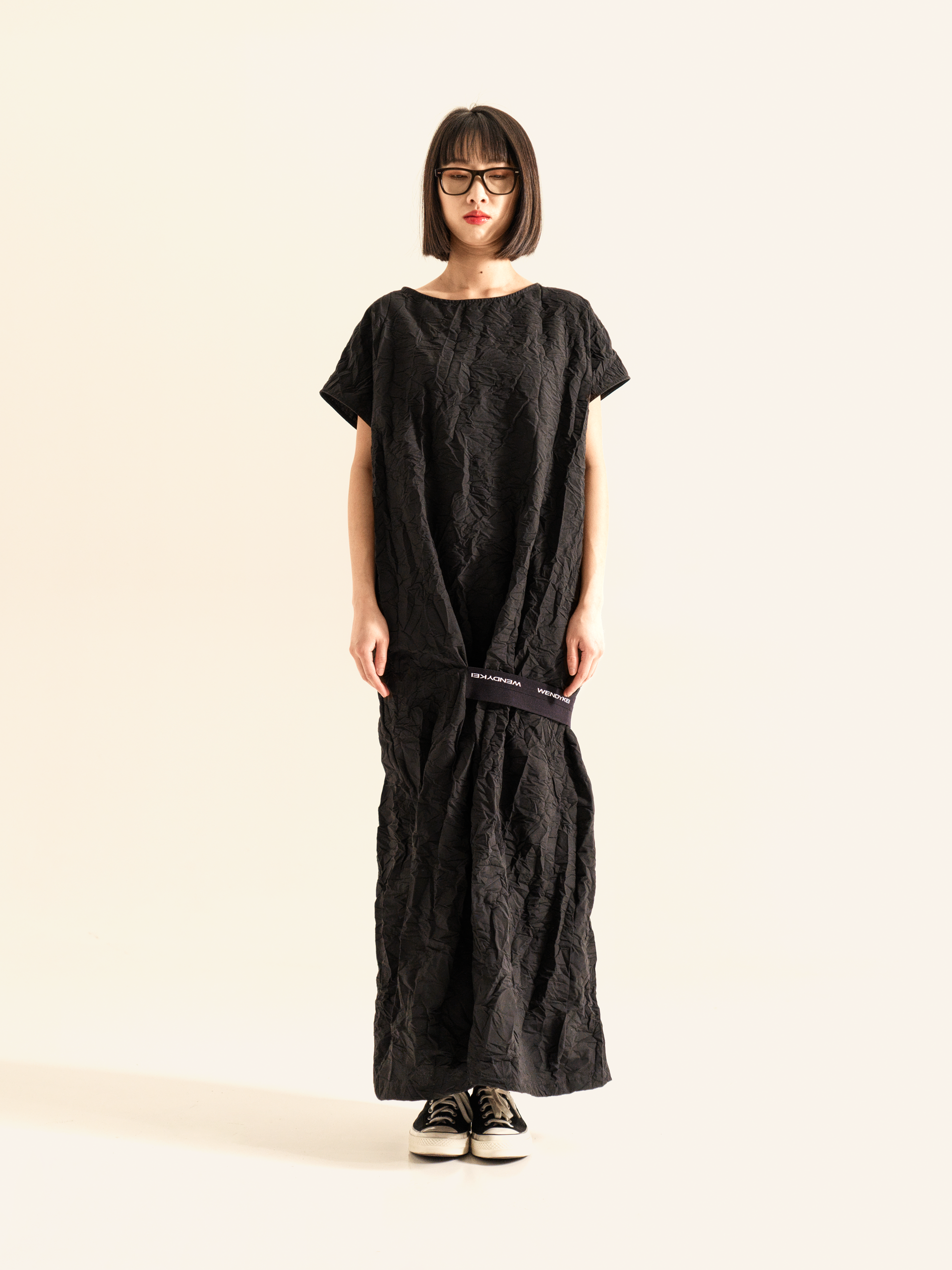 DRESS IN WRINKLED EFFECT FABRIC WITH ELASTIC BAND