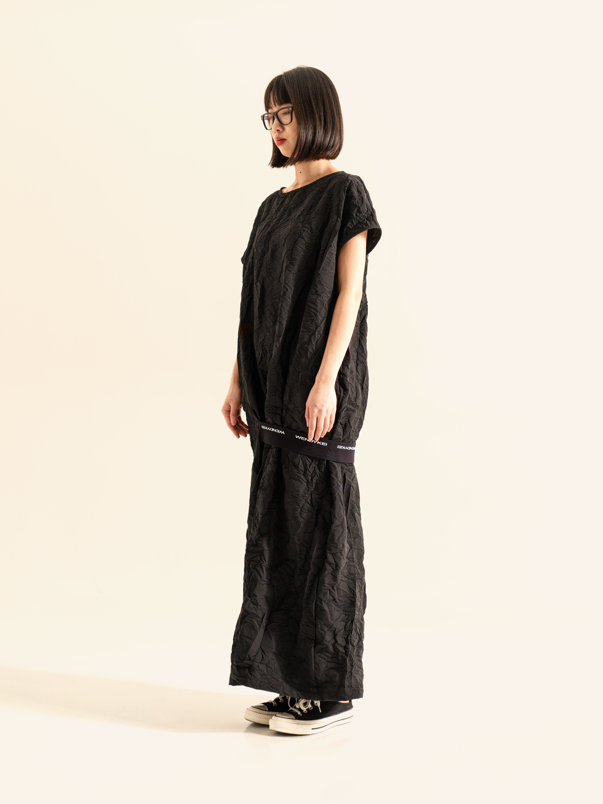 DRESS IN WRINKLED EFFECT FABRIC WITH ELASTIC BAND