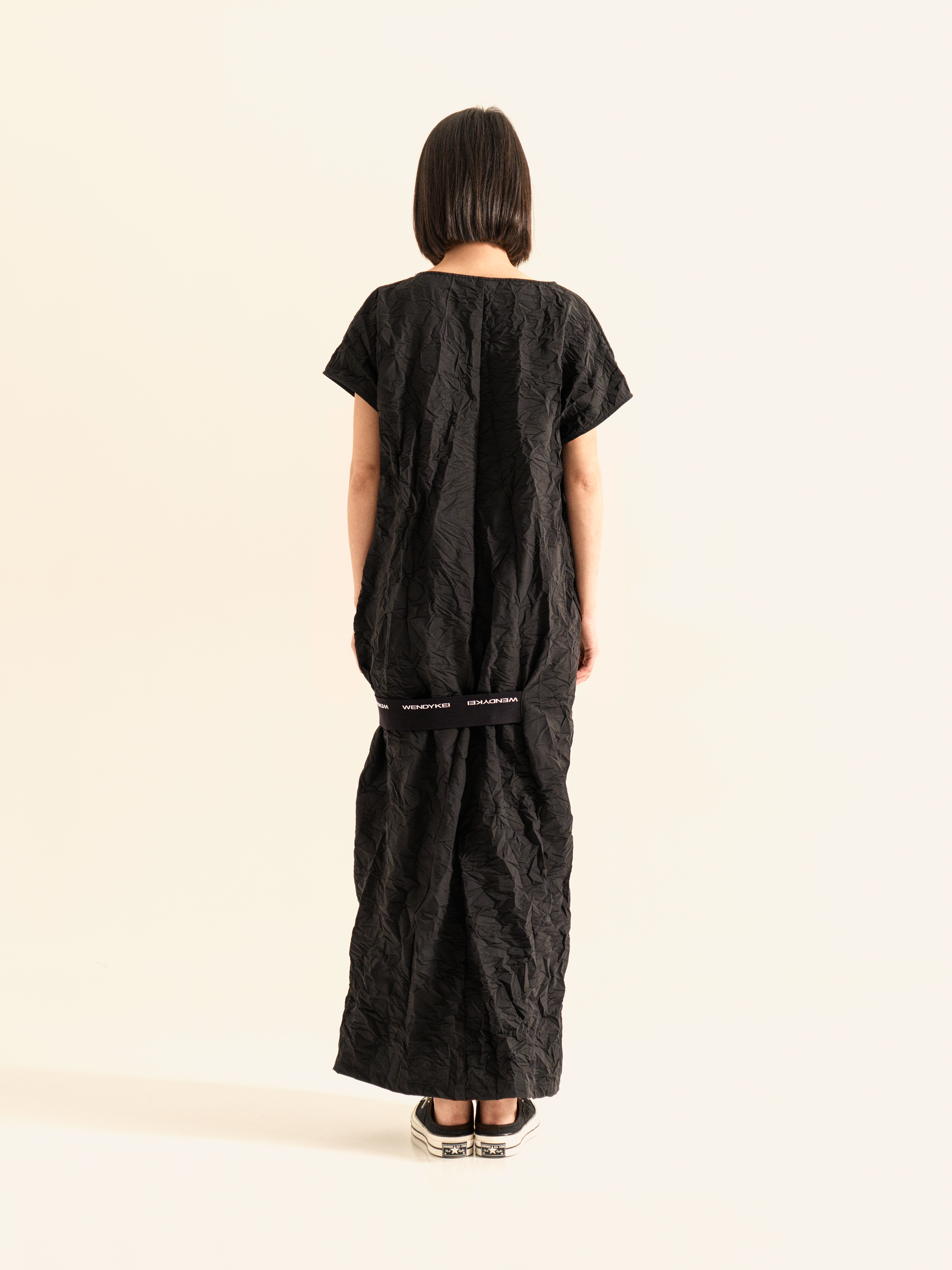DRESS IN WRINKLED EFFECT FABRIC WITH ELASTIC BAND