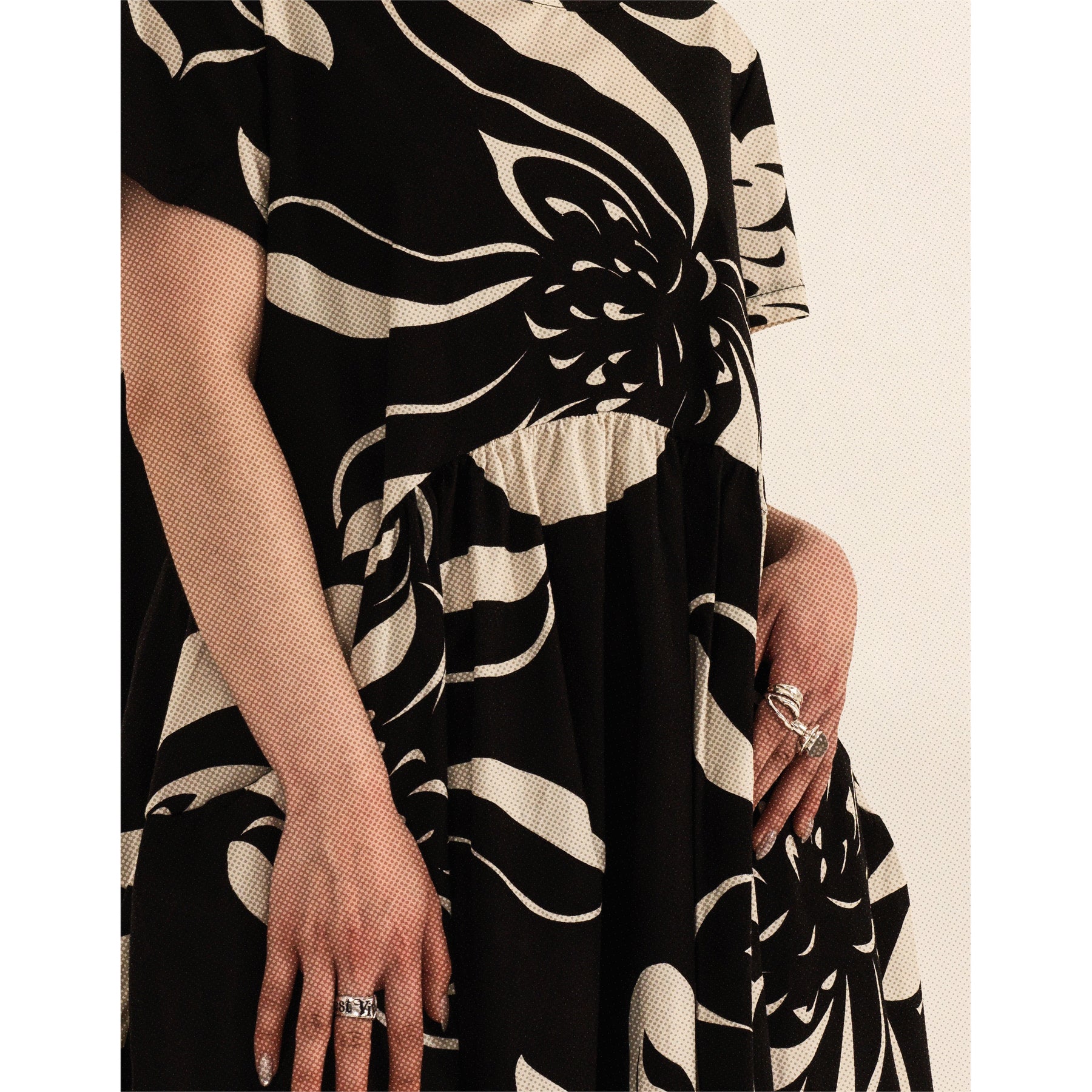 黑白图案长连衣裙