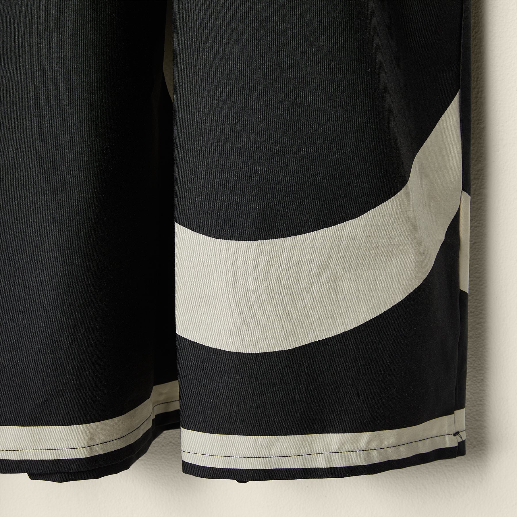 不规则条纹面料连衣裙