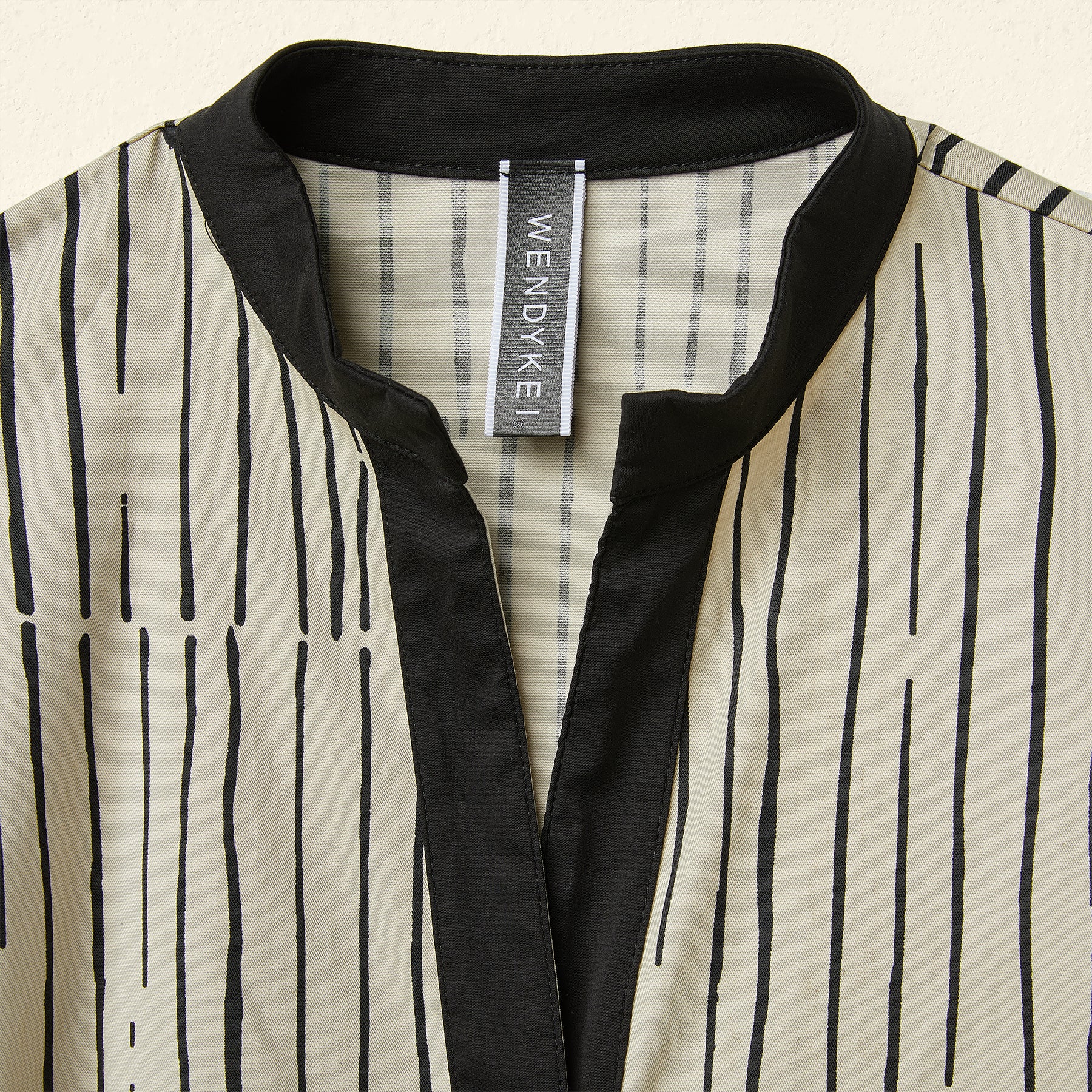 CHEMISIER WITH CONTRASTING CLOSURE