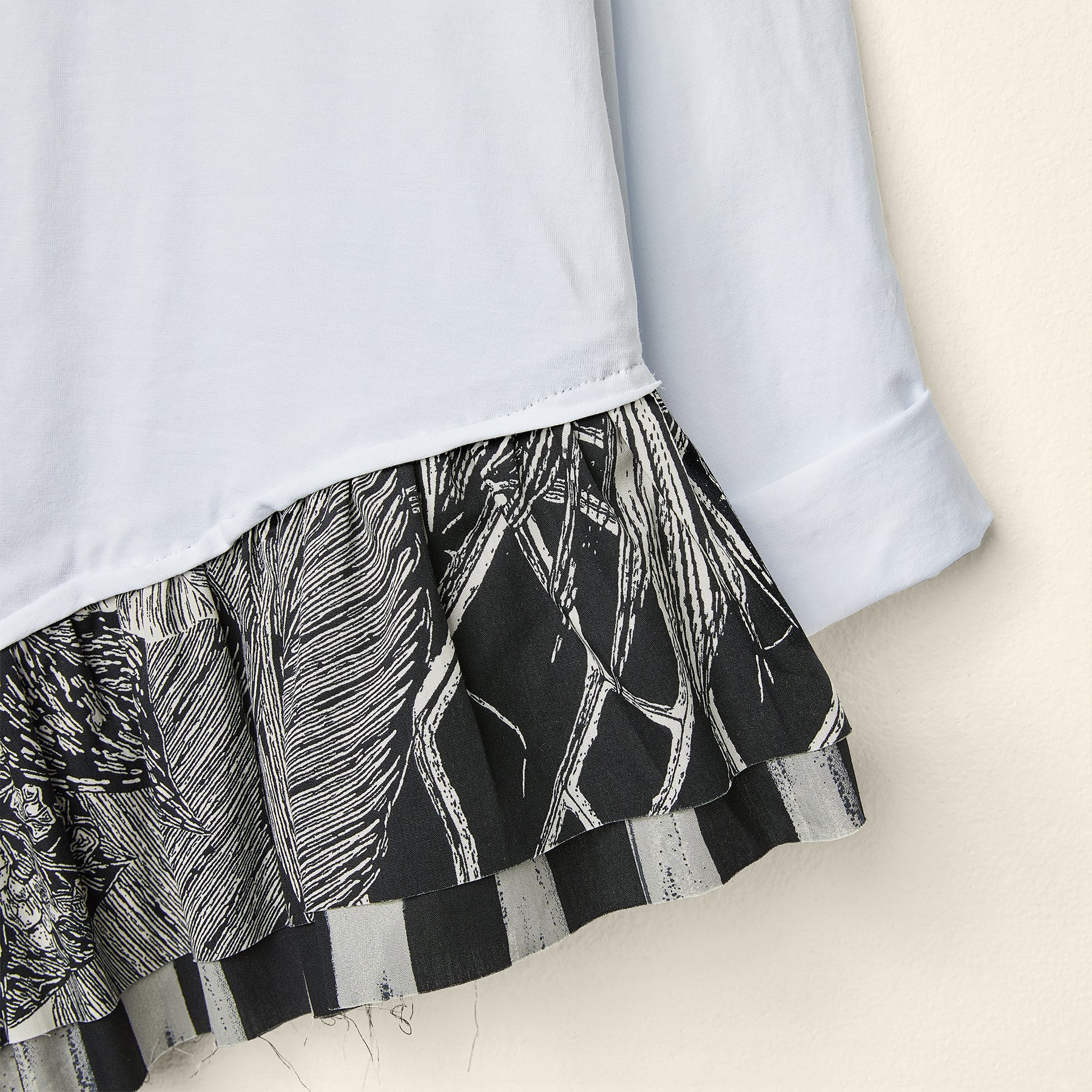 T-SHIRT WITH PATTERNED SIDE ROUCHE