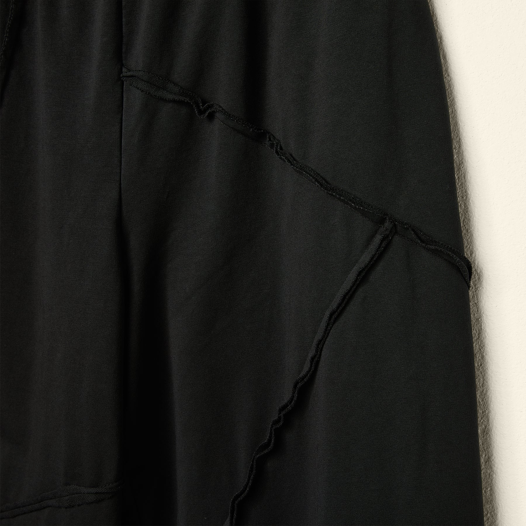 TROUSERS WITH EXTERNAL SEAMS