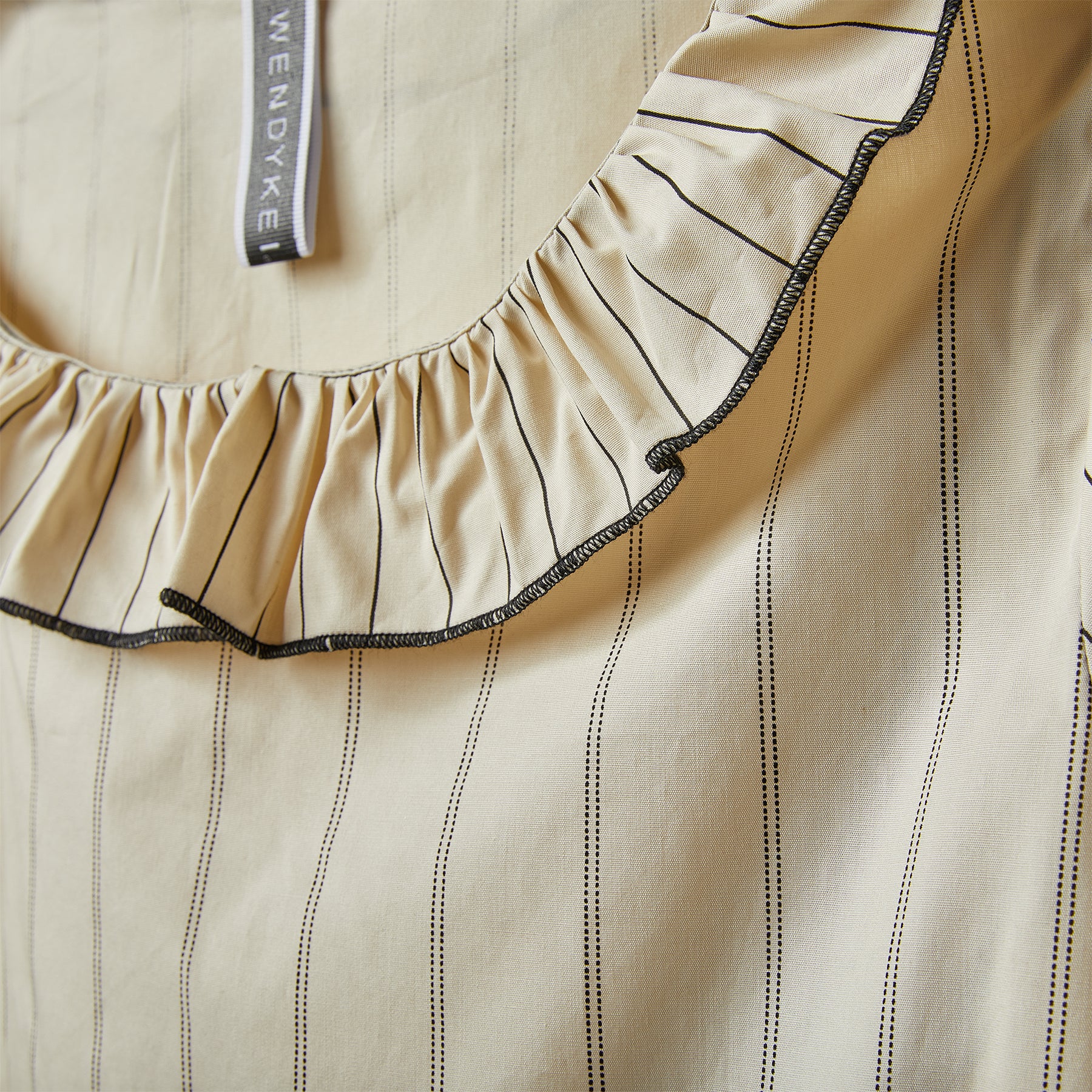 层叠荷叶边衬衫