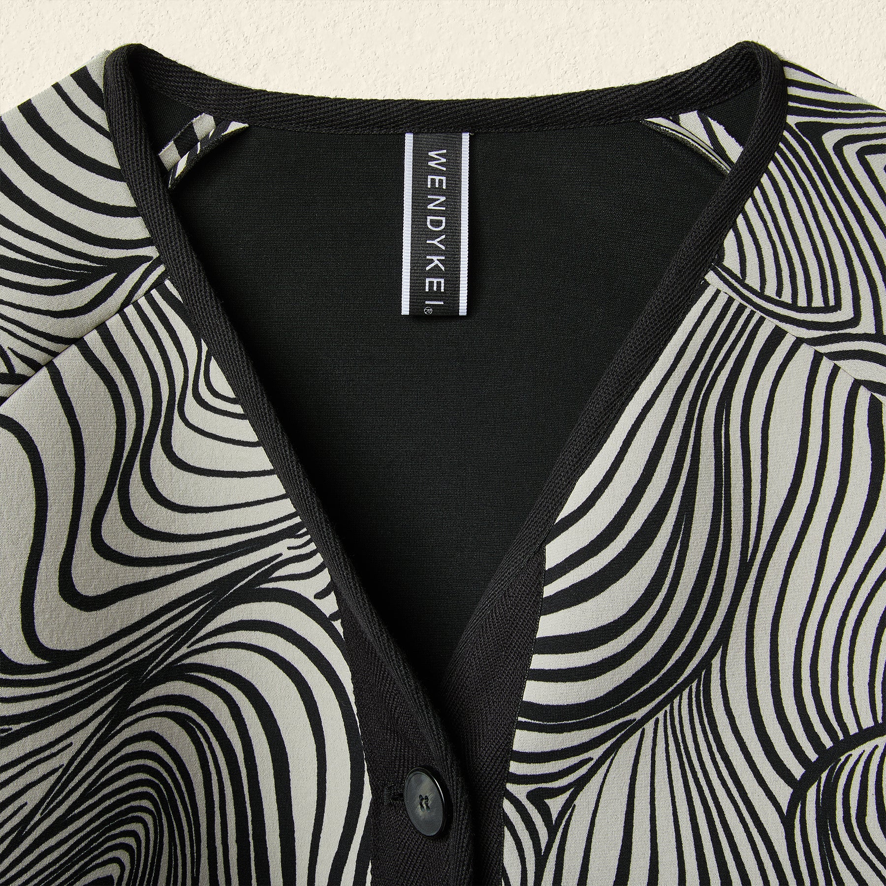 COAT WITH OPTICAL PATTERN