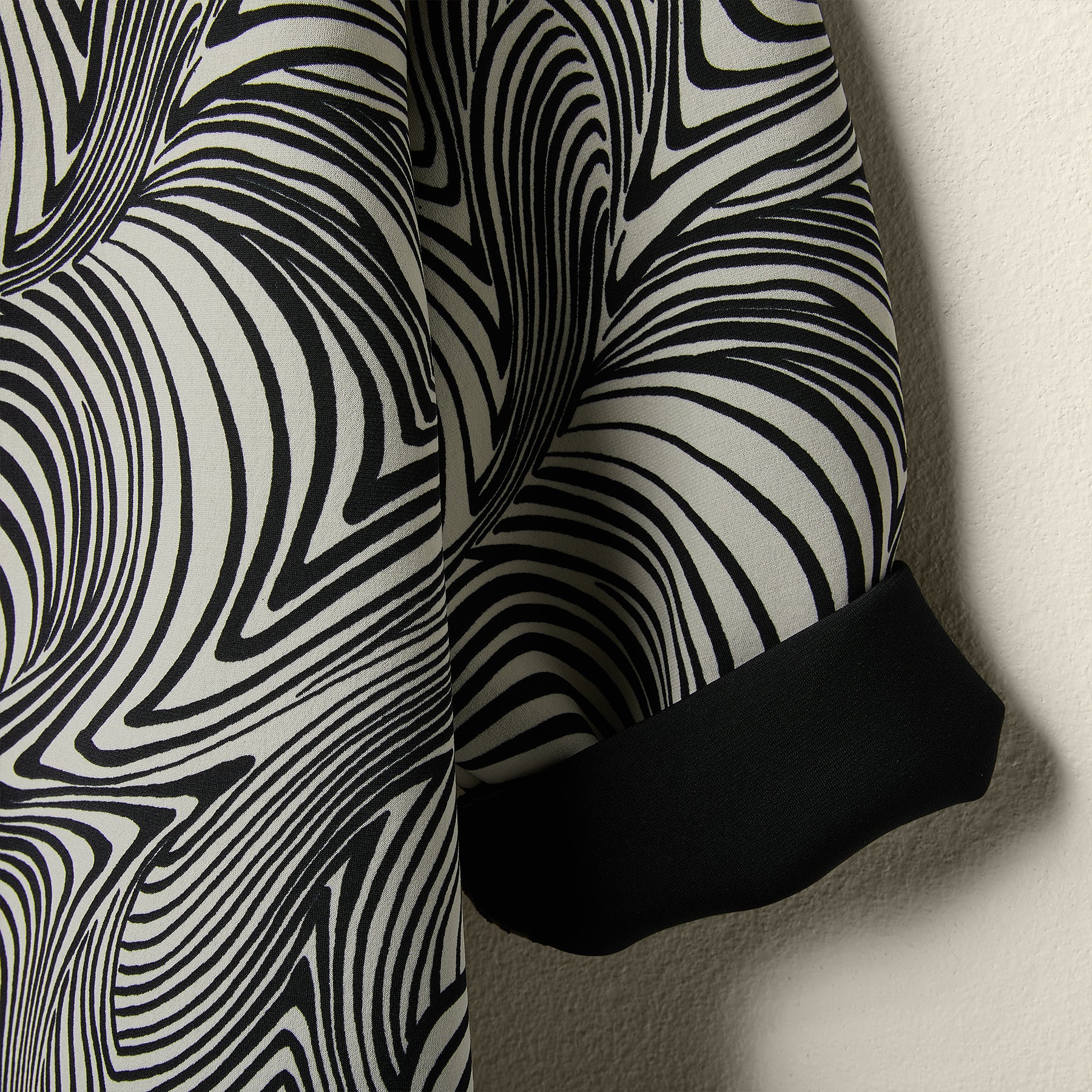 COAT WITH OPTICAL PATTERN