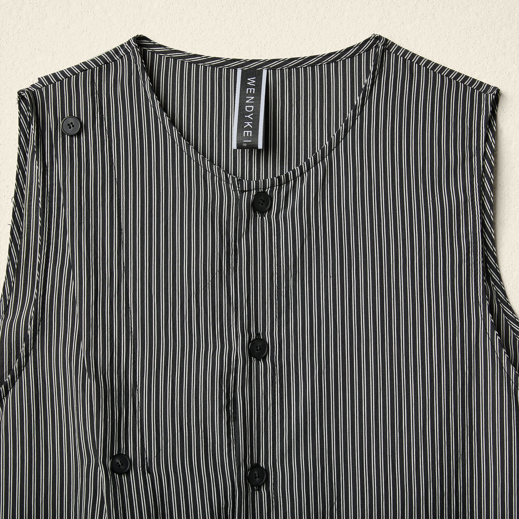 DRESS WITH BUTTONS CLOSURE