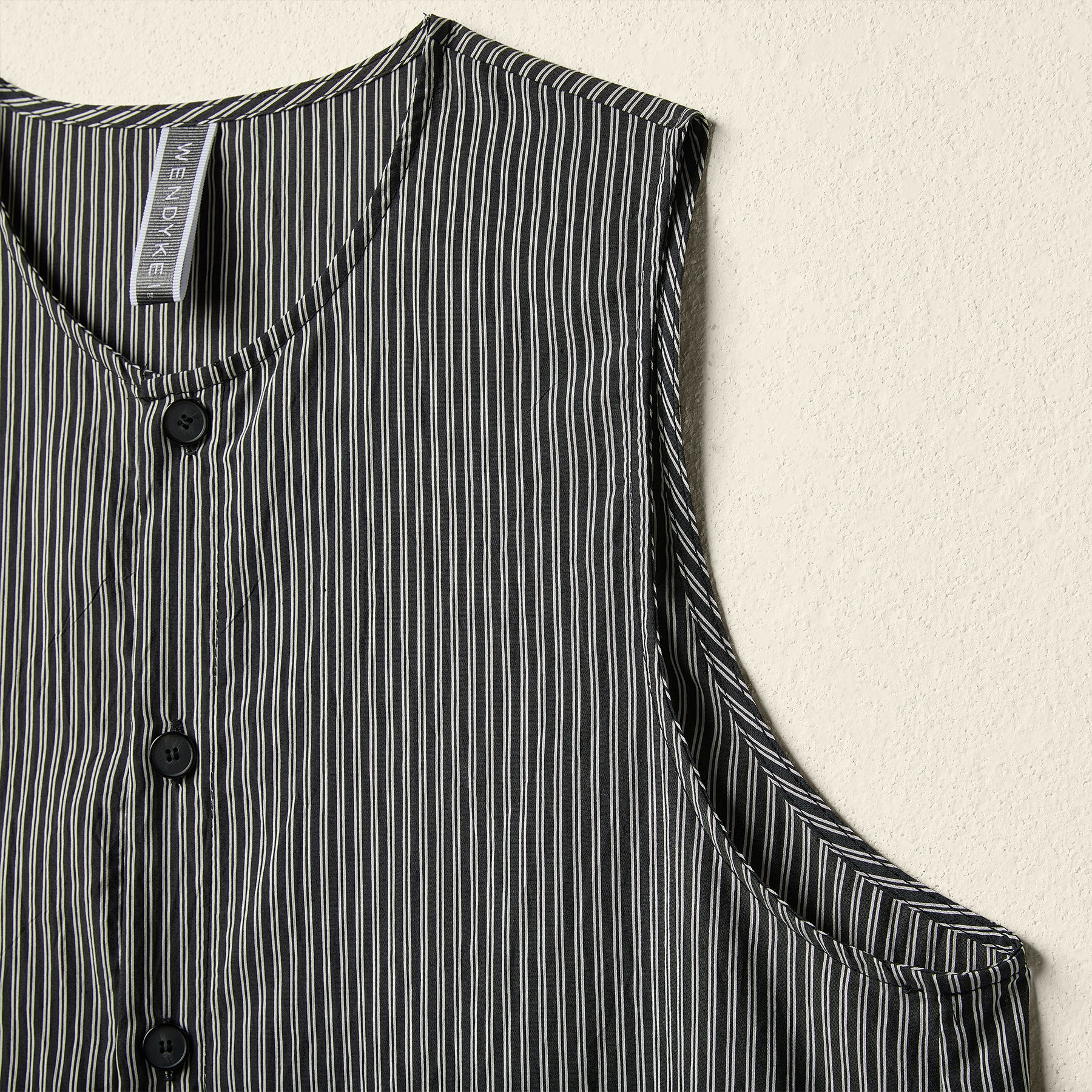 DRESS WITH BUTTONS CLOSURE