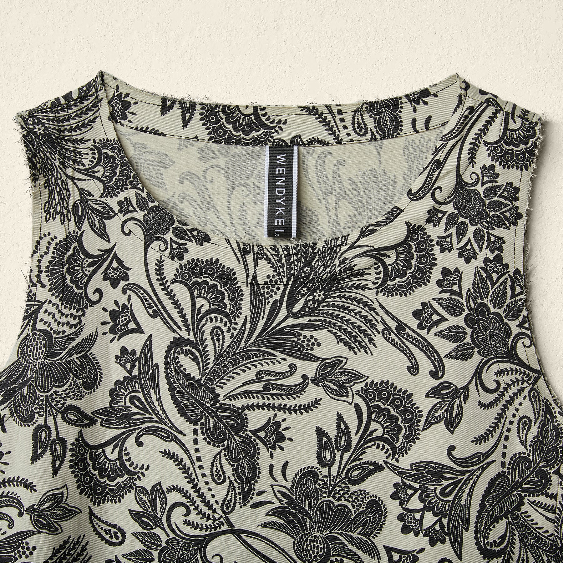 SLEEVELESS DRESS WITH ROSES APPLICATION