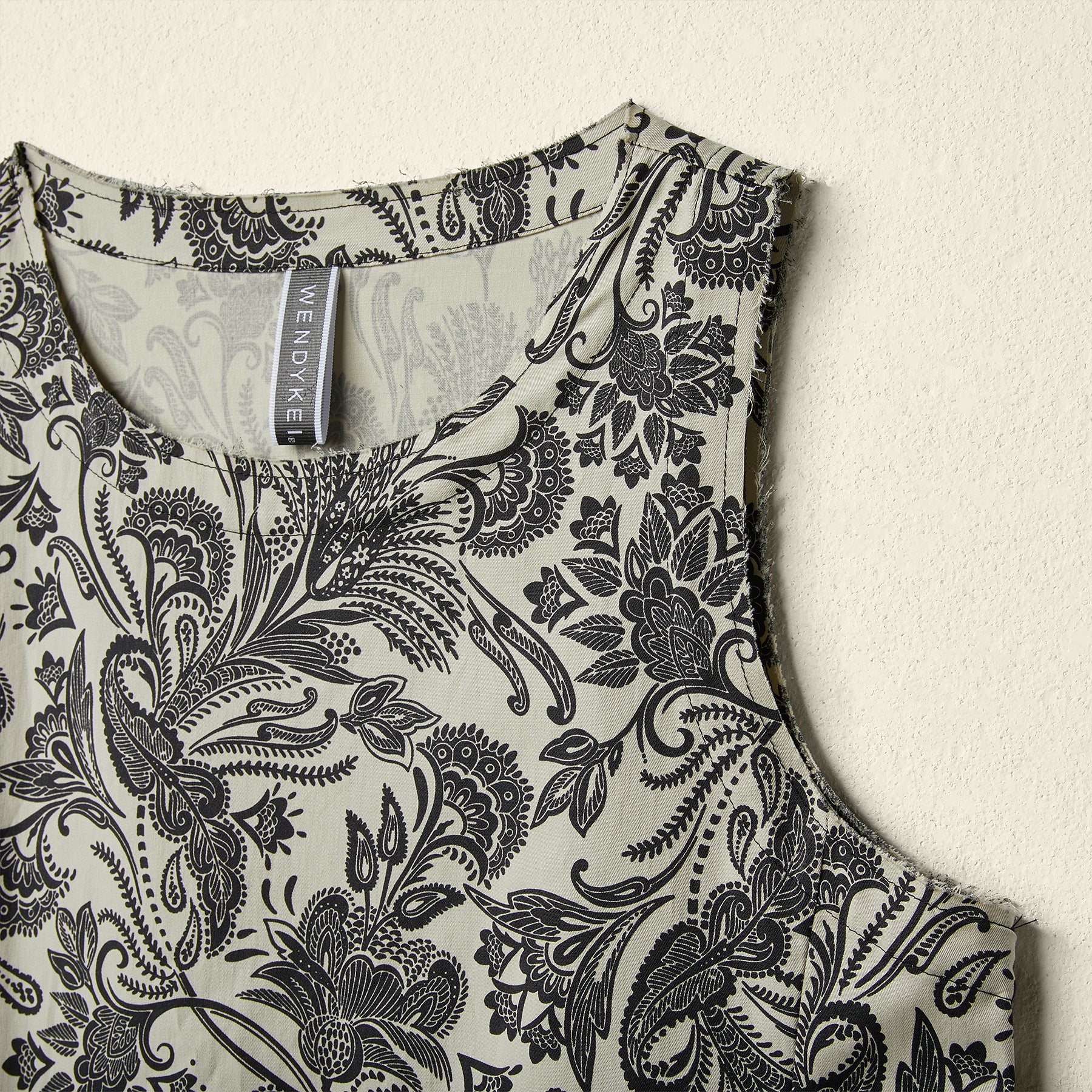 SLEEVELESS DRESS WITH ROSES APPLICATION