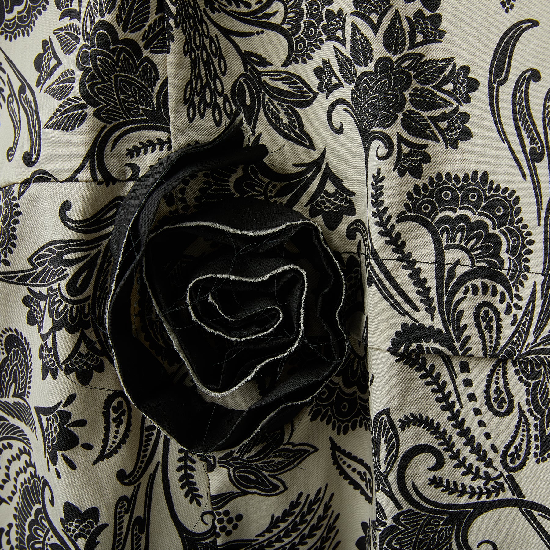 SLEEVELESS DRESS WITH ROSES APPLICATION