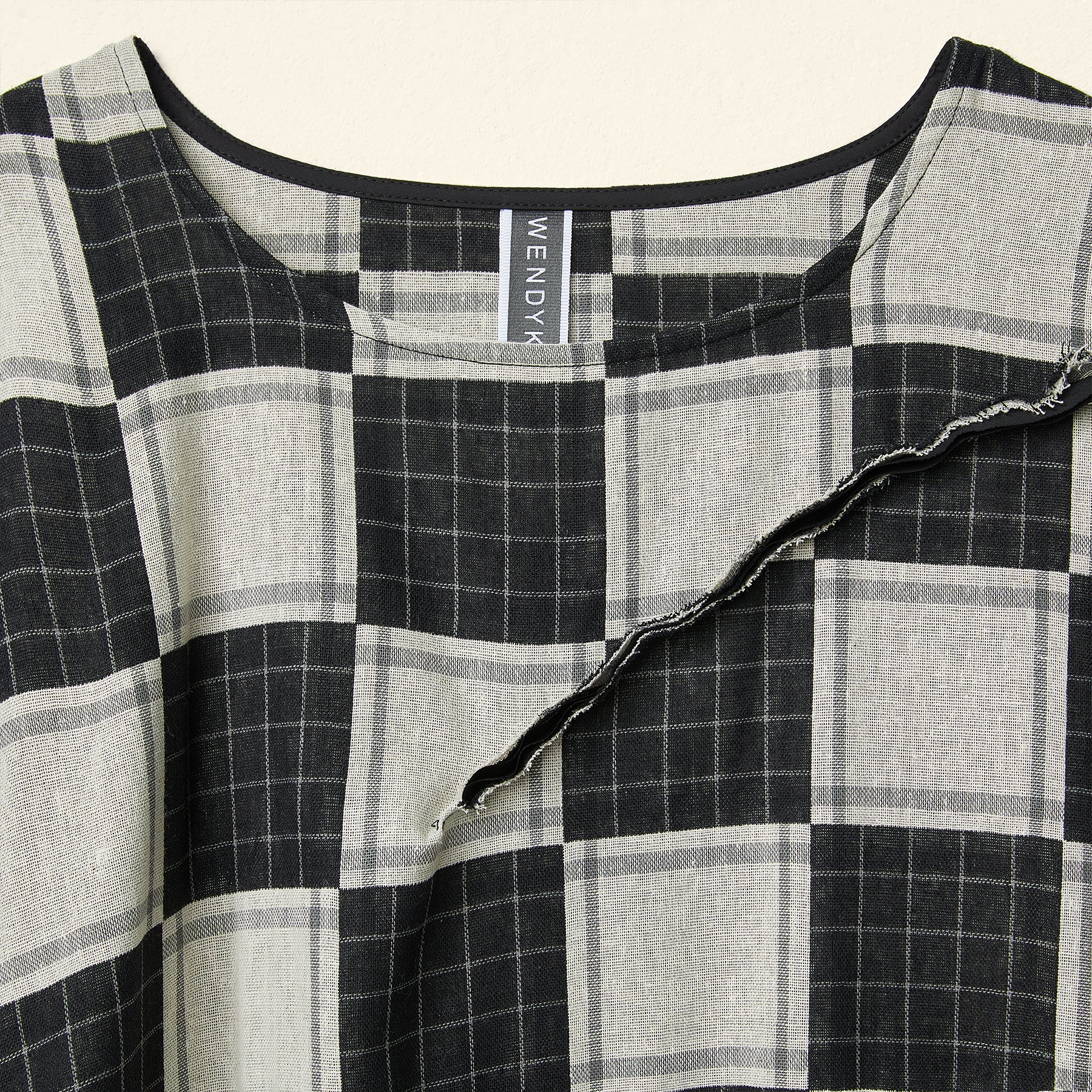 CHECKED DRESS WITH O DETAIL