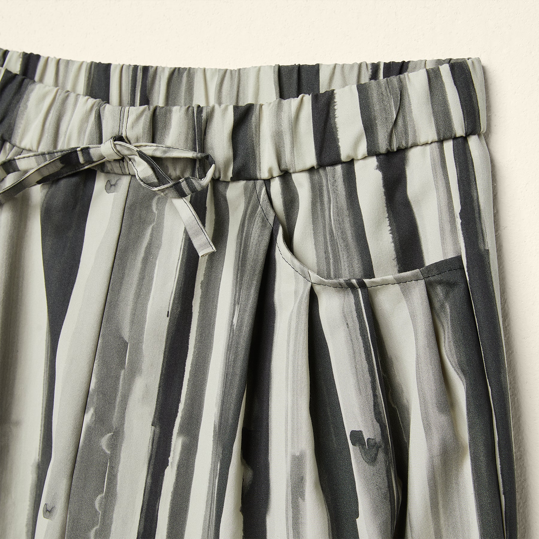 TROUSERS IN BRUSHSTROKE STRIPES PRINT