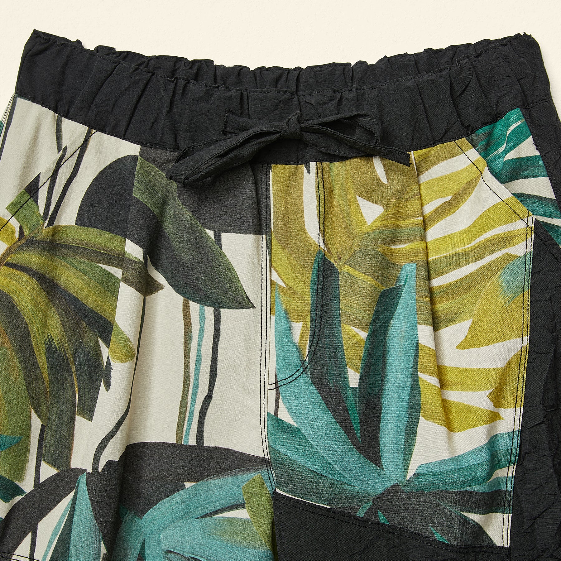 TROUSERS WITH EXOTIC PRINT