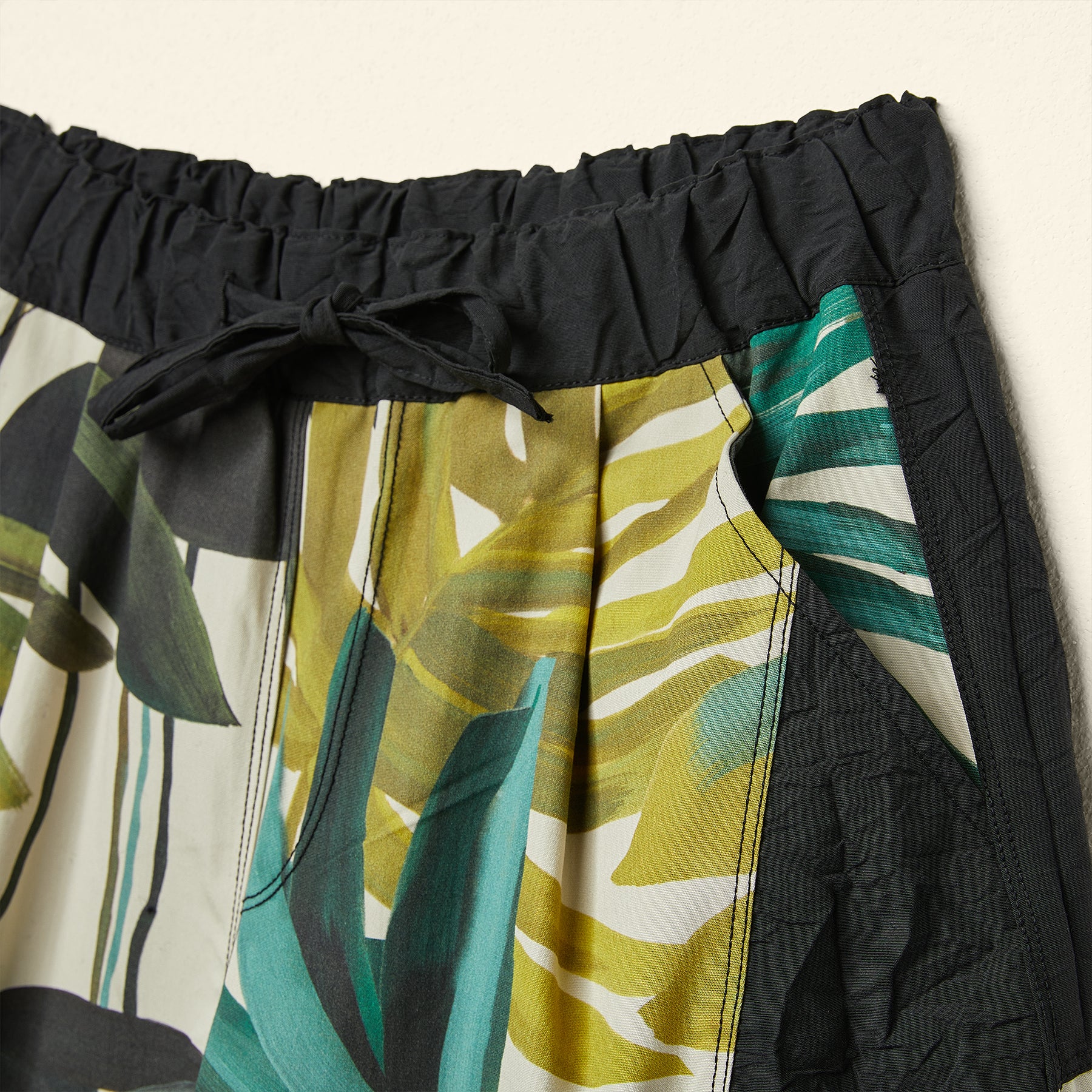 TROUSERS WITH EXOTIC PRINT