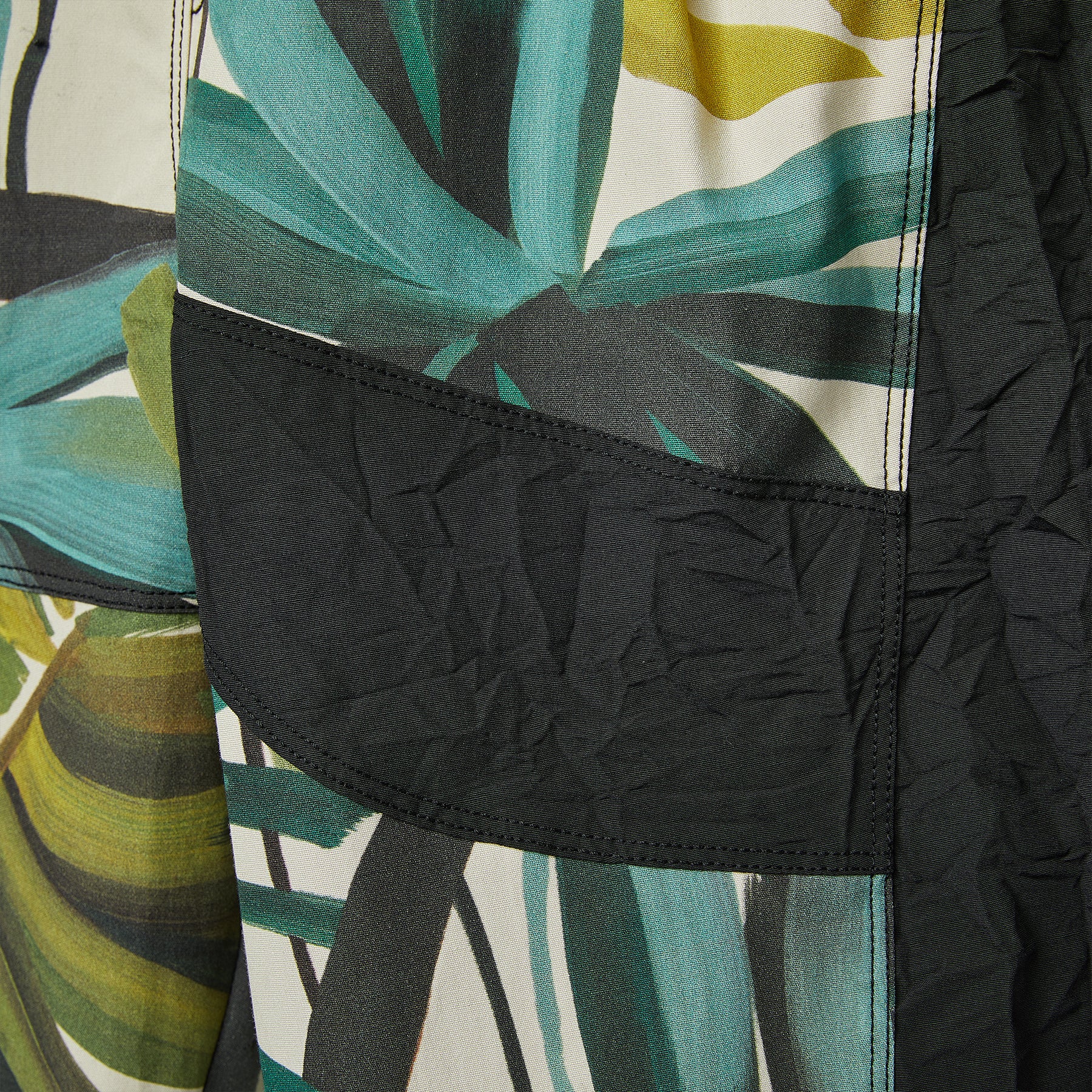 TROUSERS WITH EXOTIC PRINT