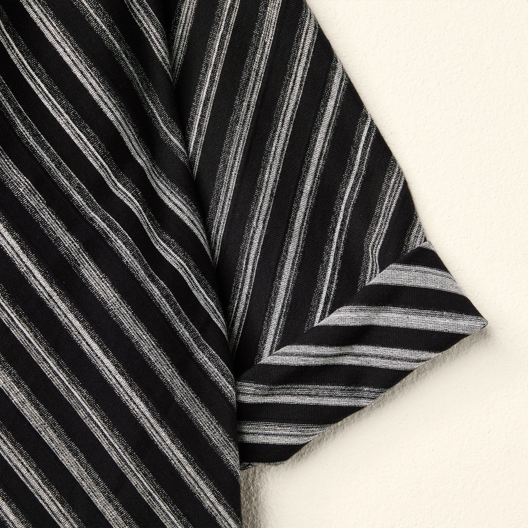 MAGLIA A RIGHE DIAGONALI