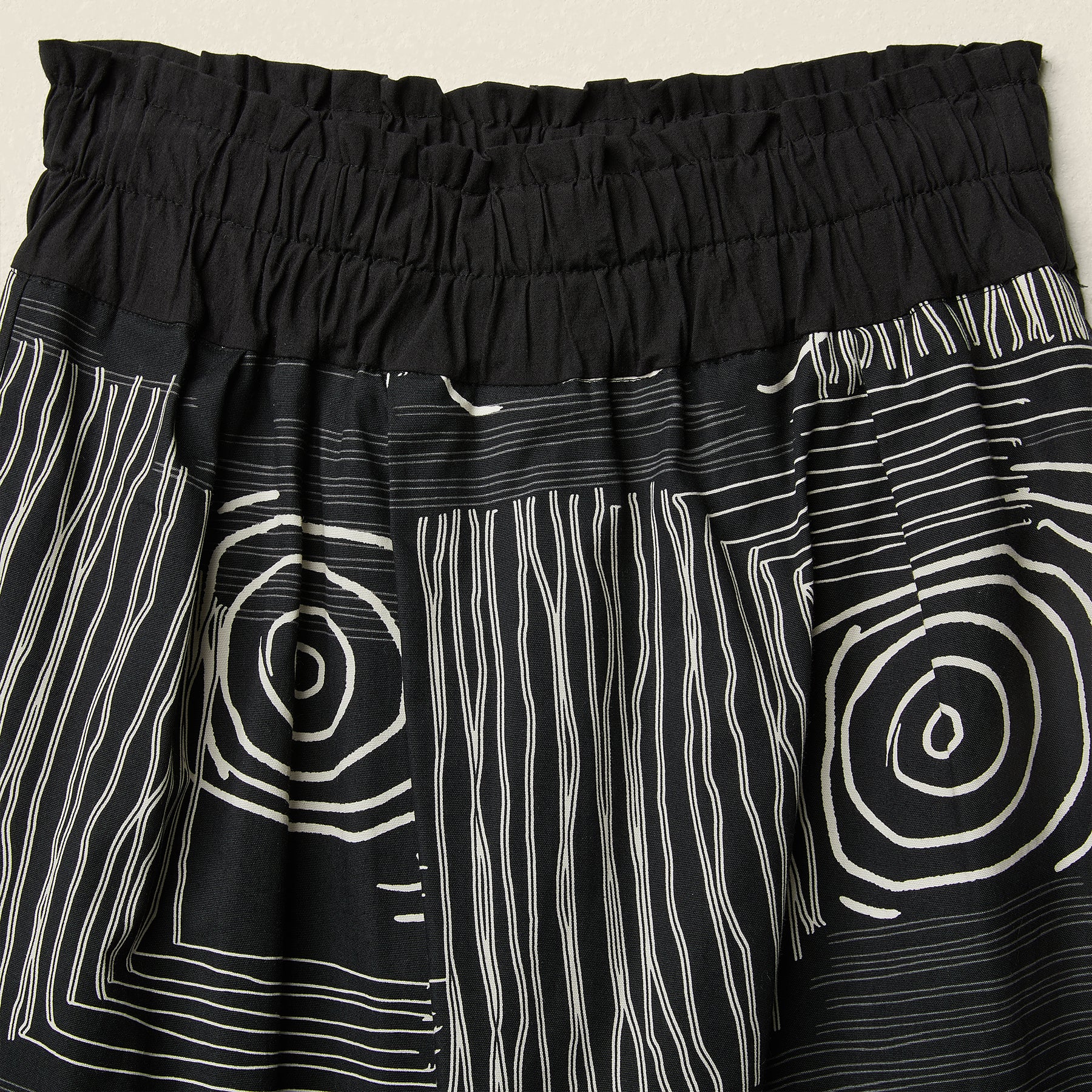 TROUSERS WITH GEOMETRIC LINES