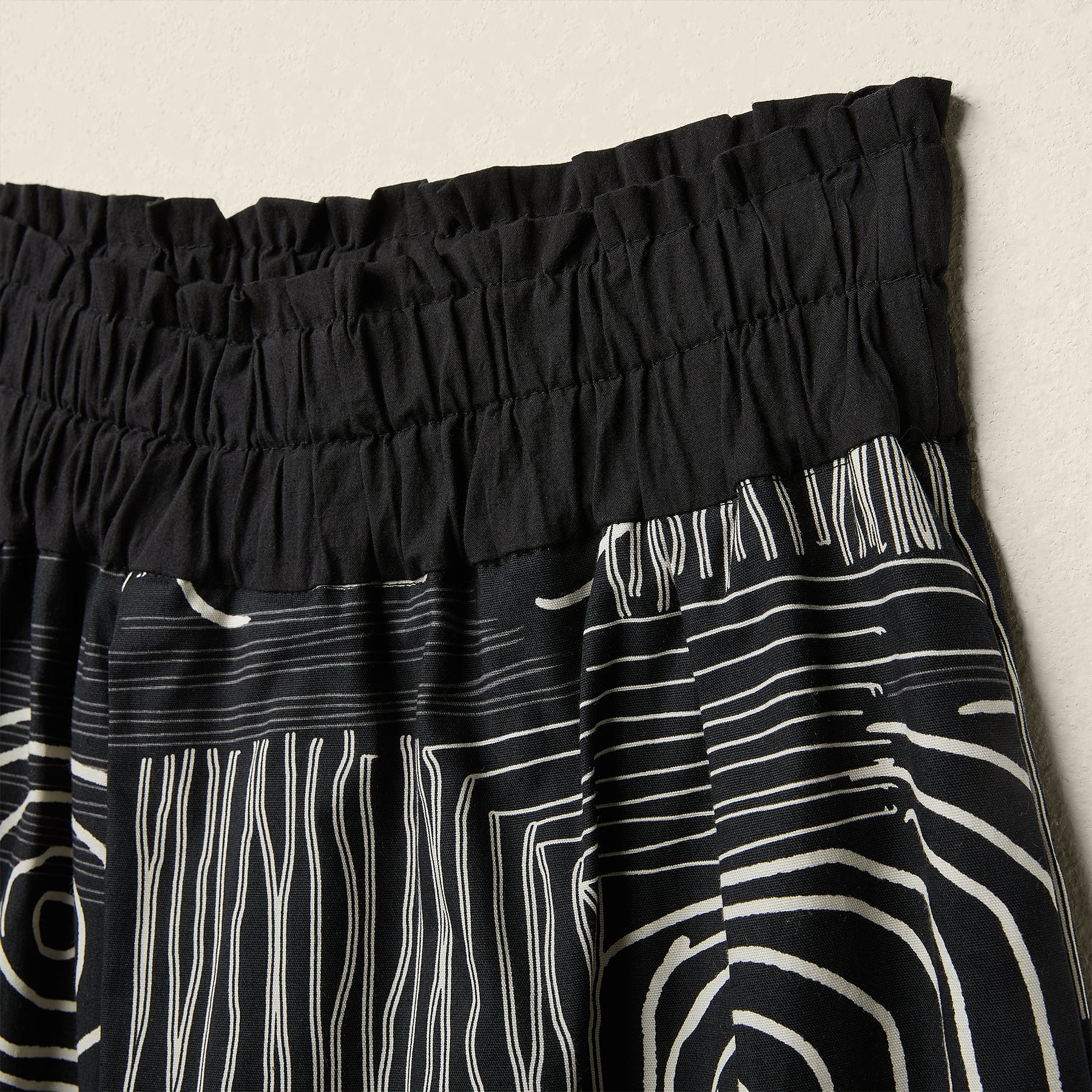 TROUSERS WITH GEOMETRIC LINES