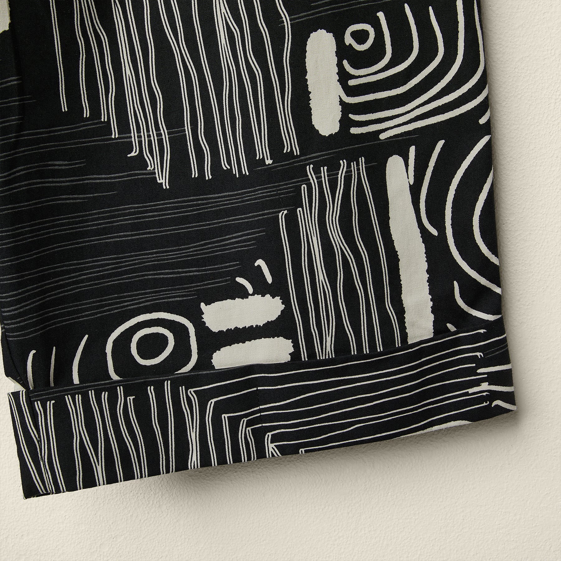 TROUSERS WITH GEOMETRIC LINES