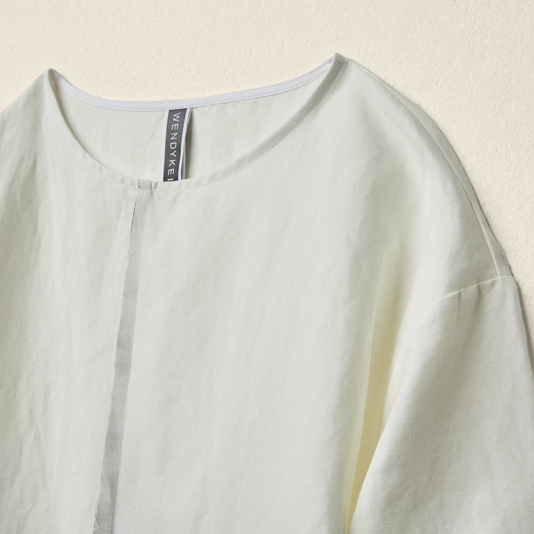 带五边形口袋的连衣裙