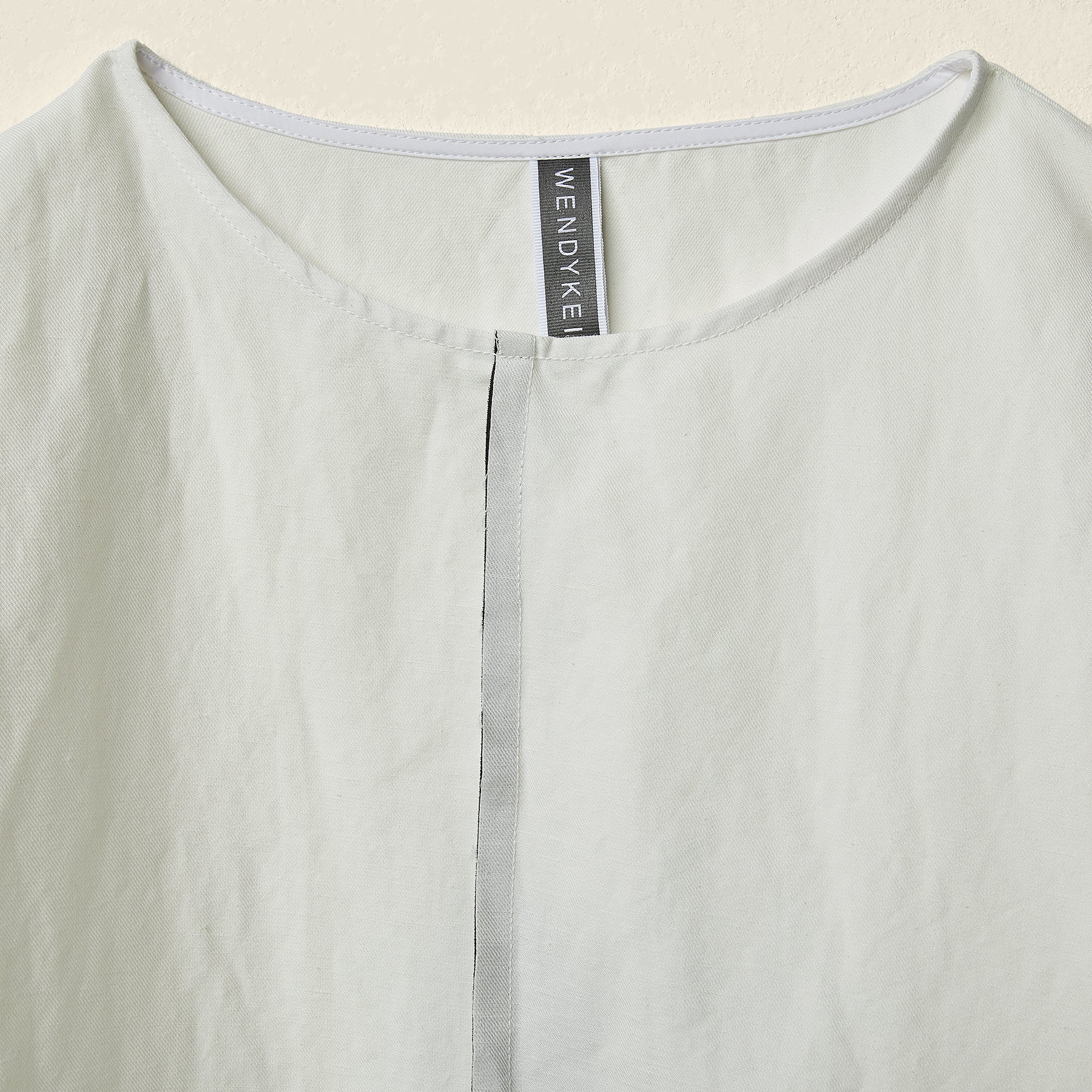 带五边形口袋的连衣裙