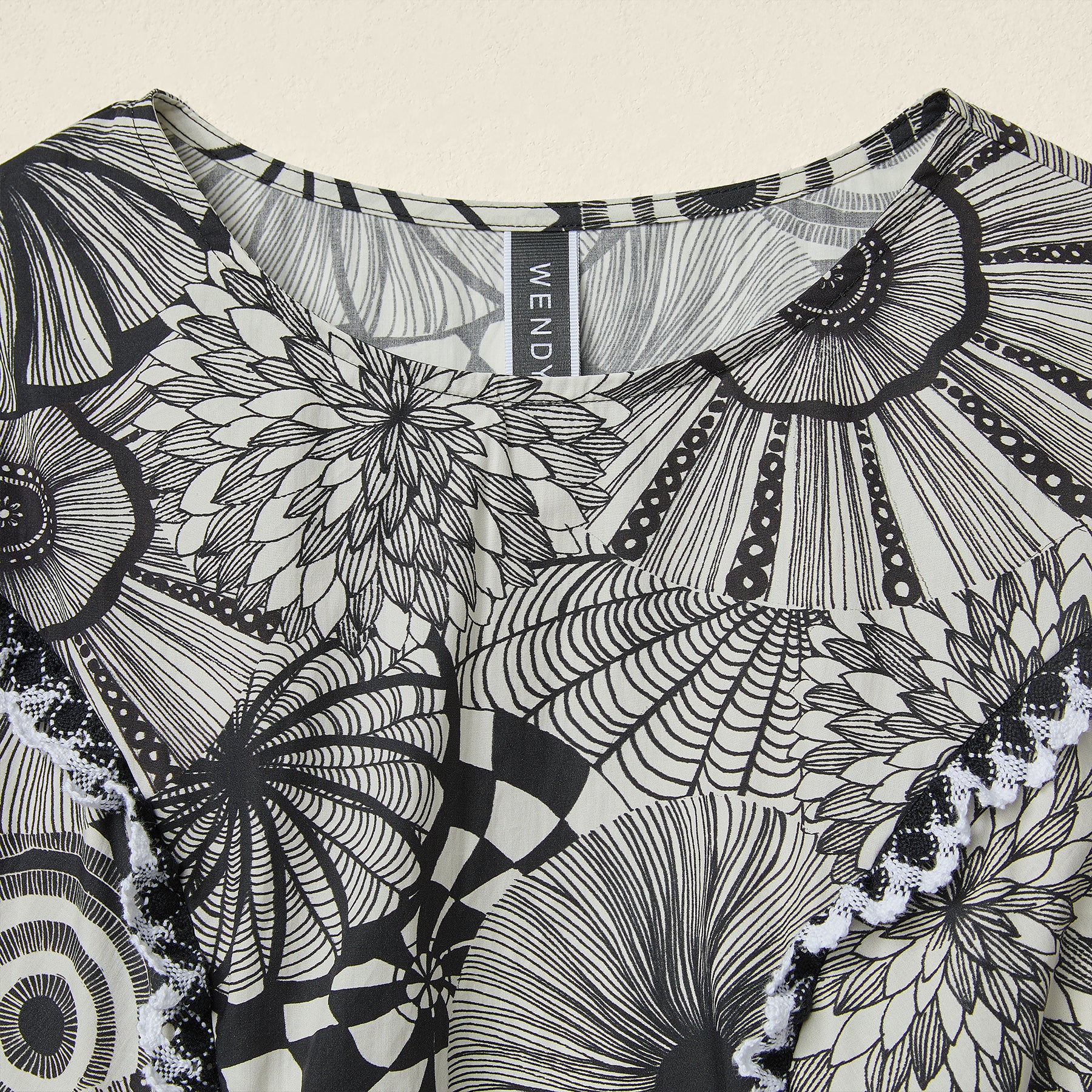 带滚边细节的碎花连衣裙