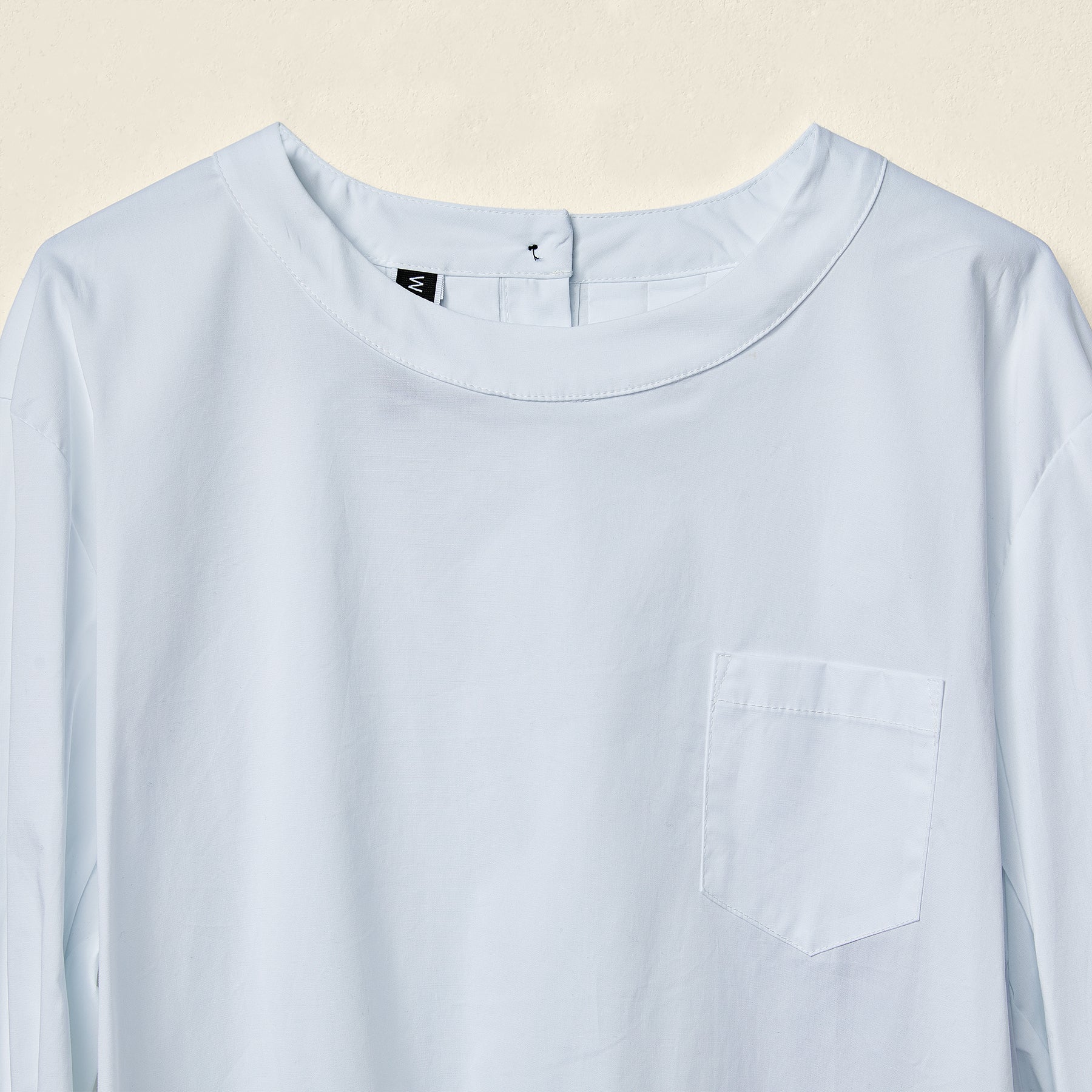 SHIRT WITH FOLDS AND BACK CLOSURE