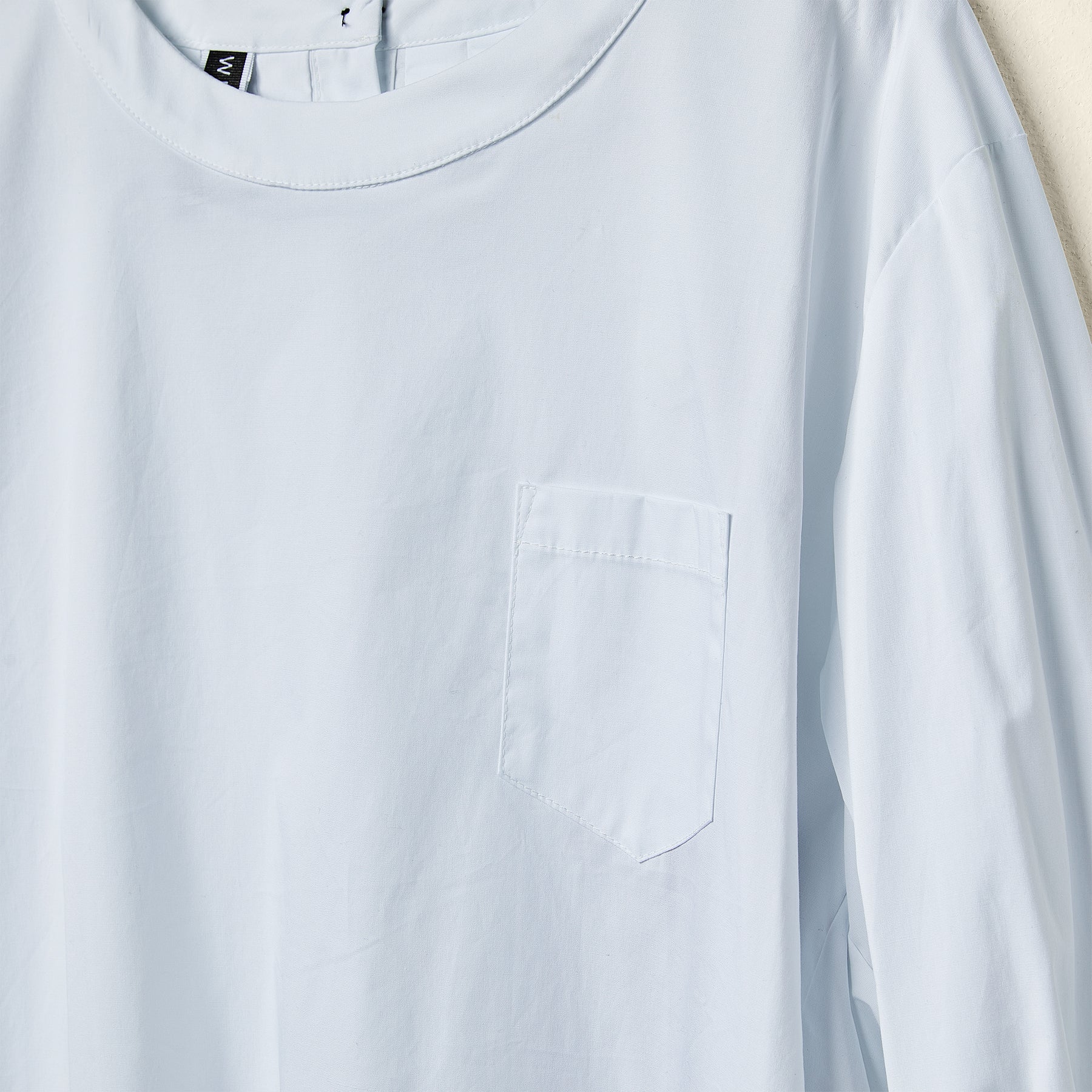 SHIRT WITH FOLDS AND BACK CLOSURE