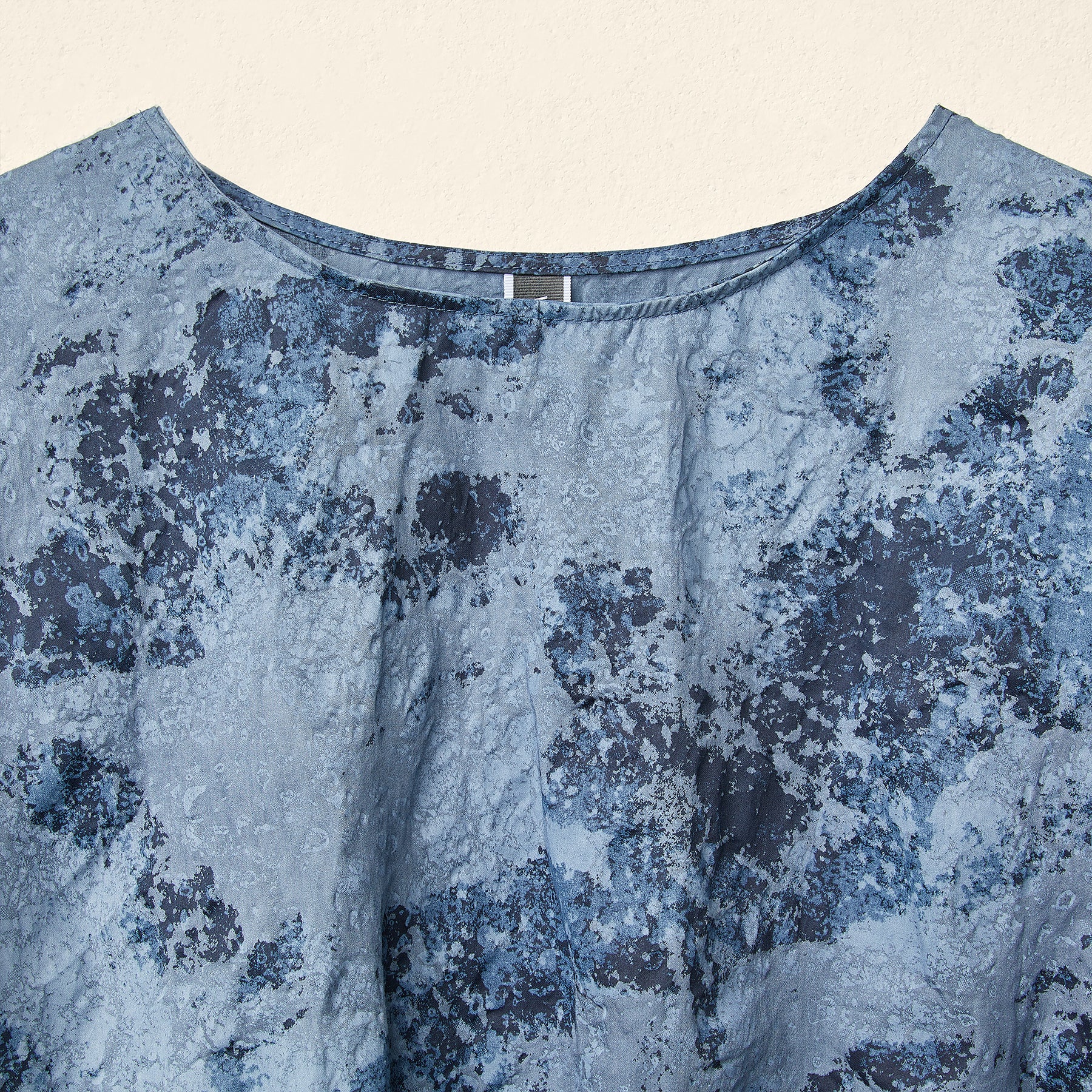 BLUSA CON STAMPA MARMO