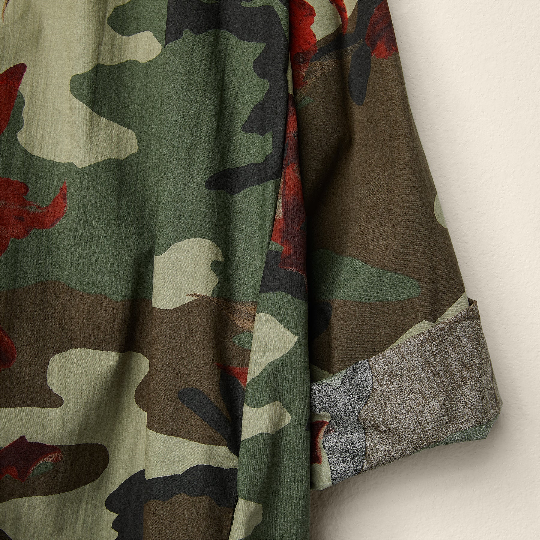 ABITO MILITARE CON FIORI