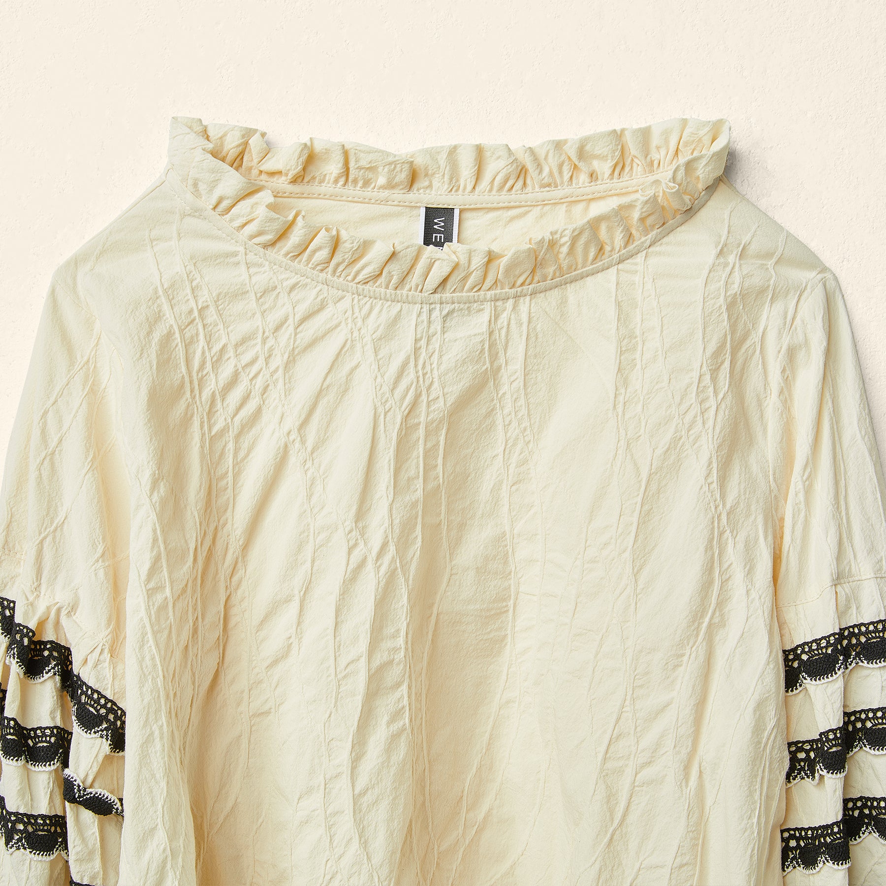 BLUSA CON PASSAMANERIA SULLE MANICHE