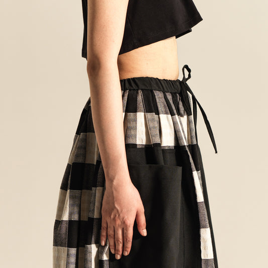 B/W CHECK SKIRT WITH BIG PATCH POCKETS