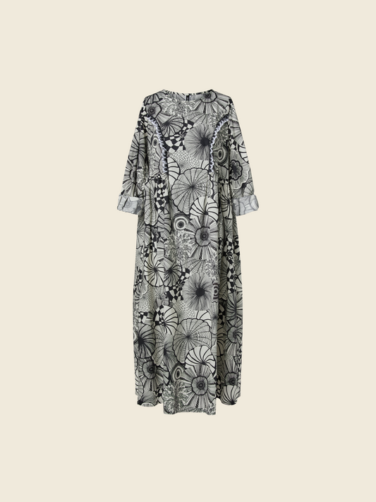 带滚边细节的碎花连衣裙