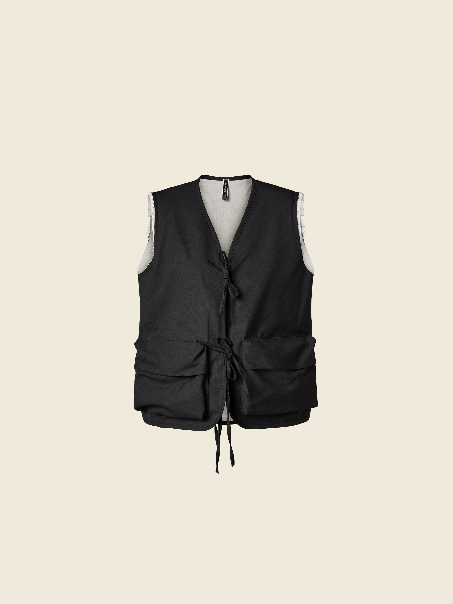 GILET NERO CON TASCHE CON ZIP