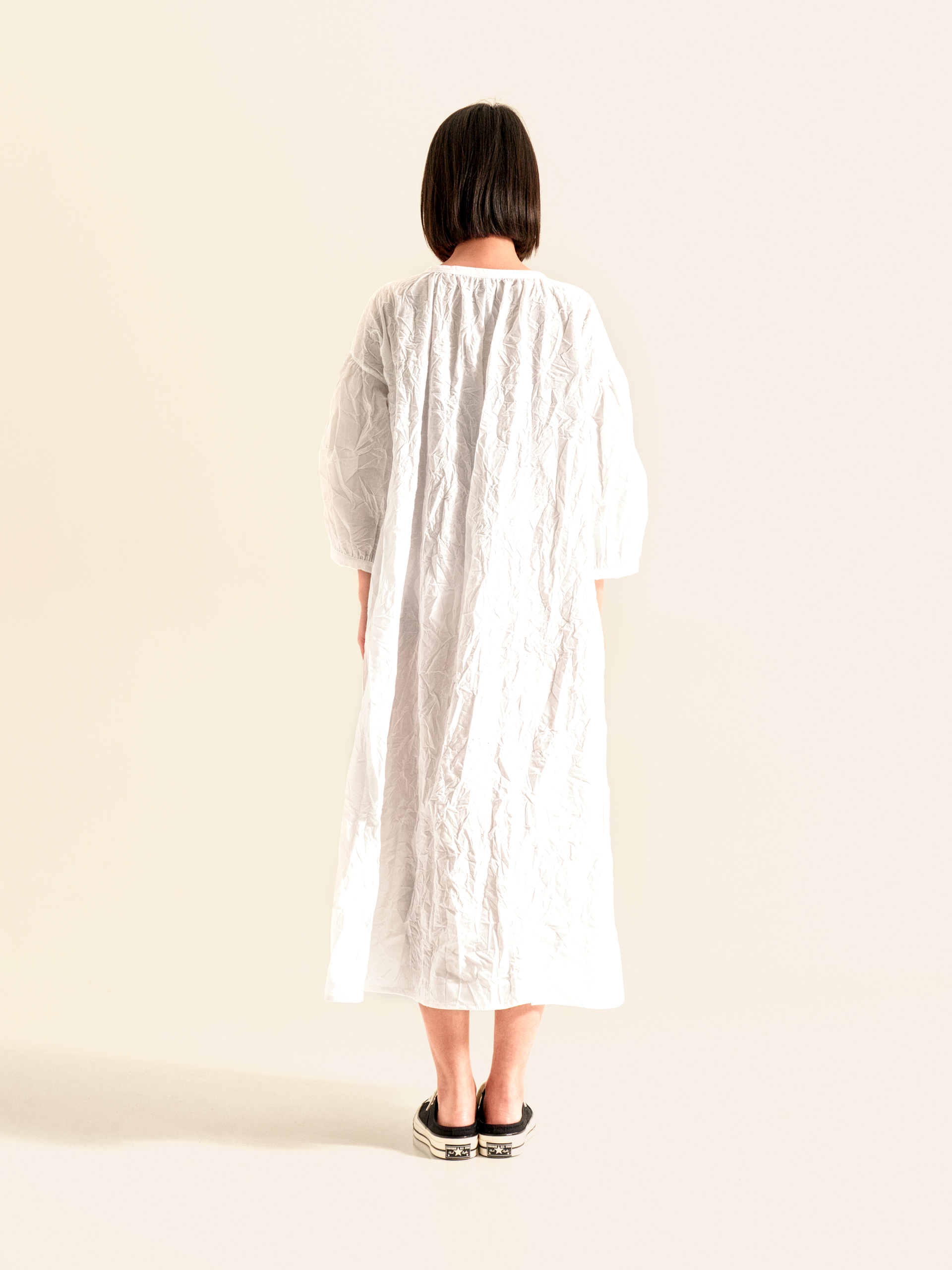 DRESS WITH ROUNDED SLEEVES IN WRINKLED EFFECT FABRIC