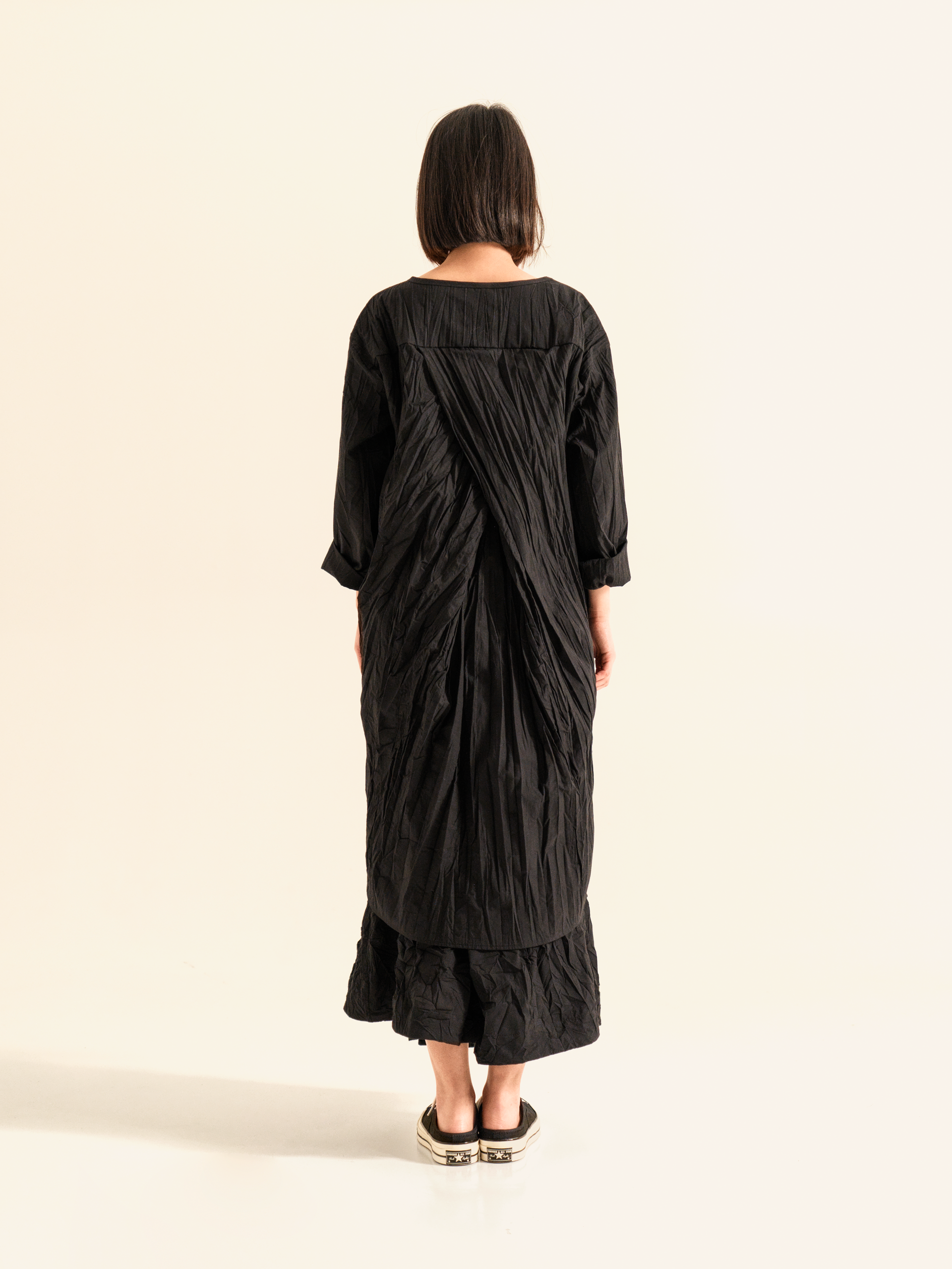 DRESS IN WRINKLED EFFECT FABRIC WITH SLITS