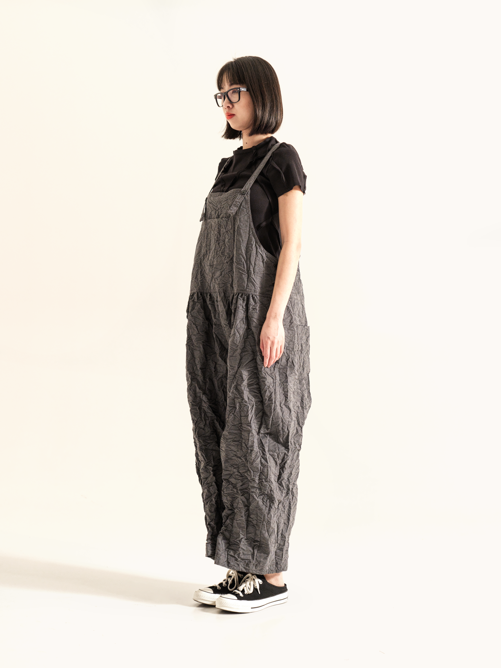 DUNGAREES IN WRINKLED EFFECT FABRIC