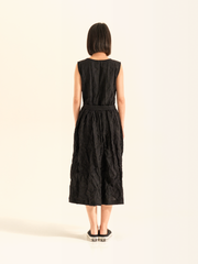 SLEEVELESS DRESS WITH PLEATS AND WAIST BELT IN WRINKLED EFFECT FABRIC