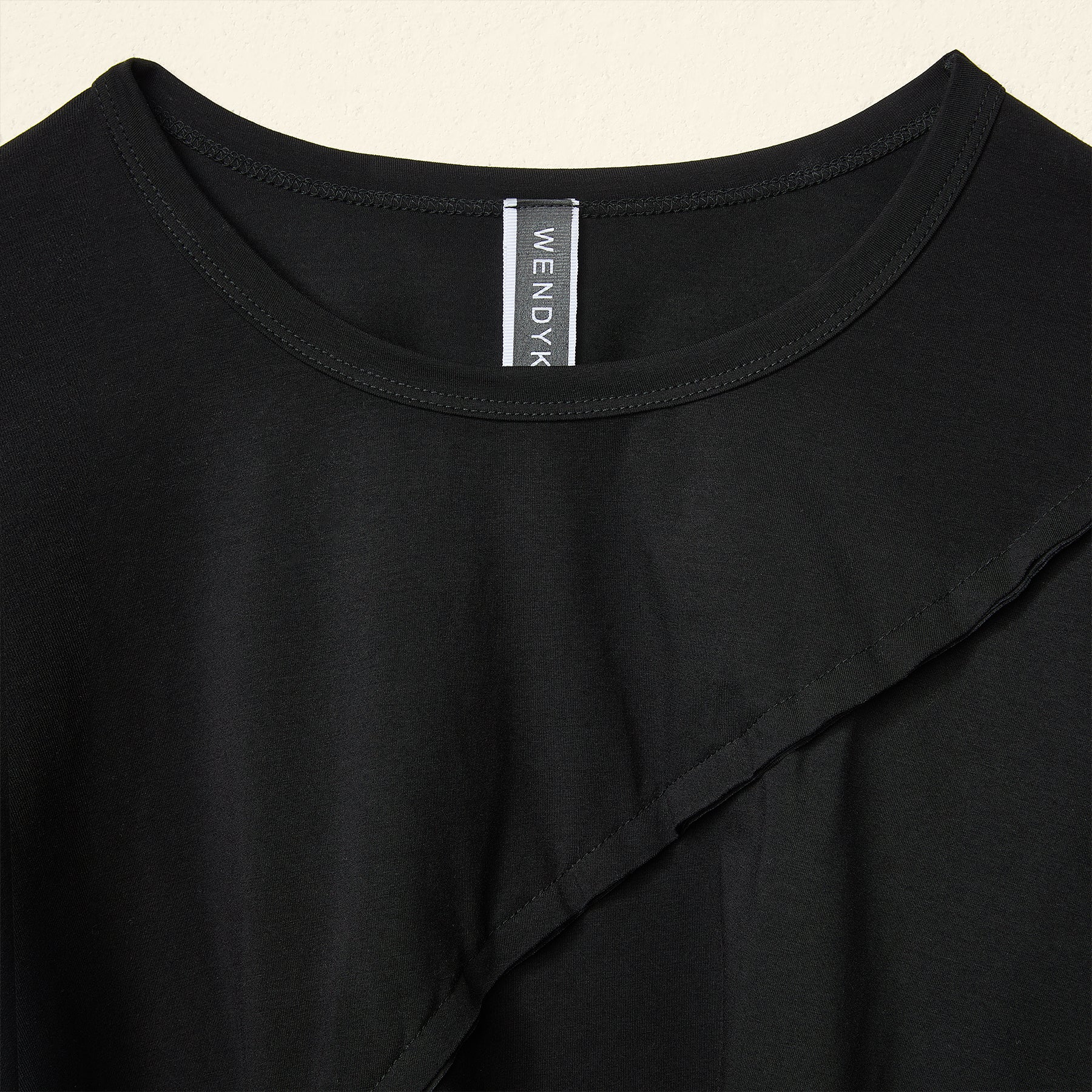 T-SHIRT CORTA CON DETTAGLIO OBLIQUO