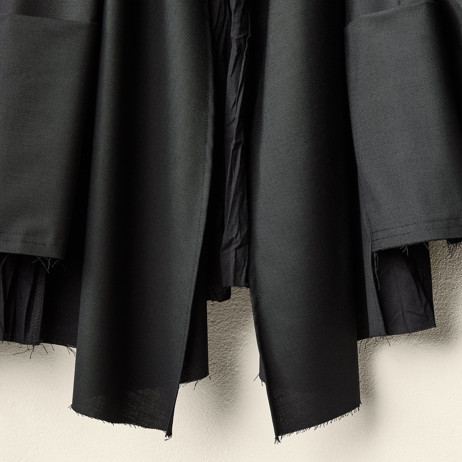 BLACK JACKET WITH WRINKLED FABRIC INTERNS