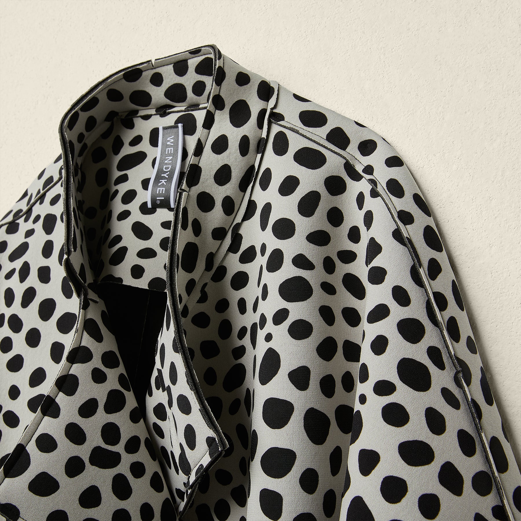 敞开式达尔马提亚犬外套