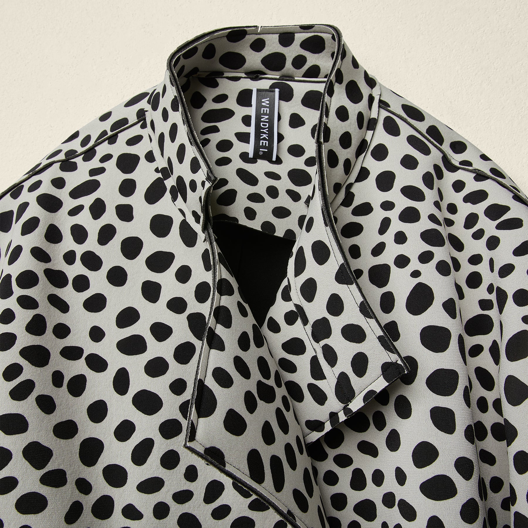 敞开式达尔马提亚犬外套