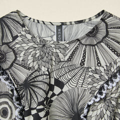 带滚边细节的碎花连衣裙