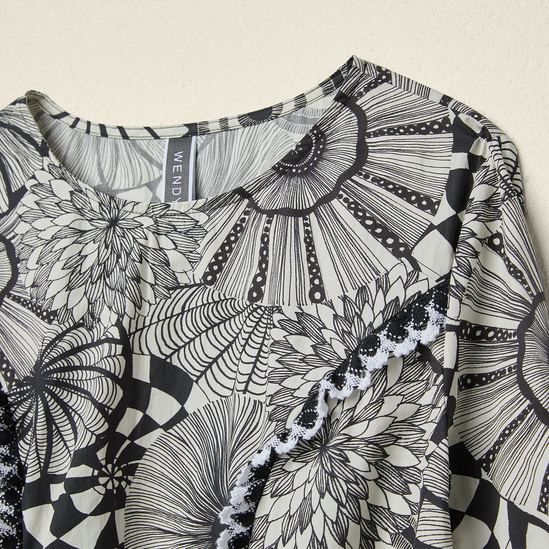 带滚边细节的碎花连衣裙