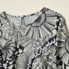 带滚边细节的碎花连衣裙