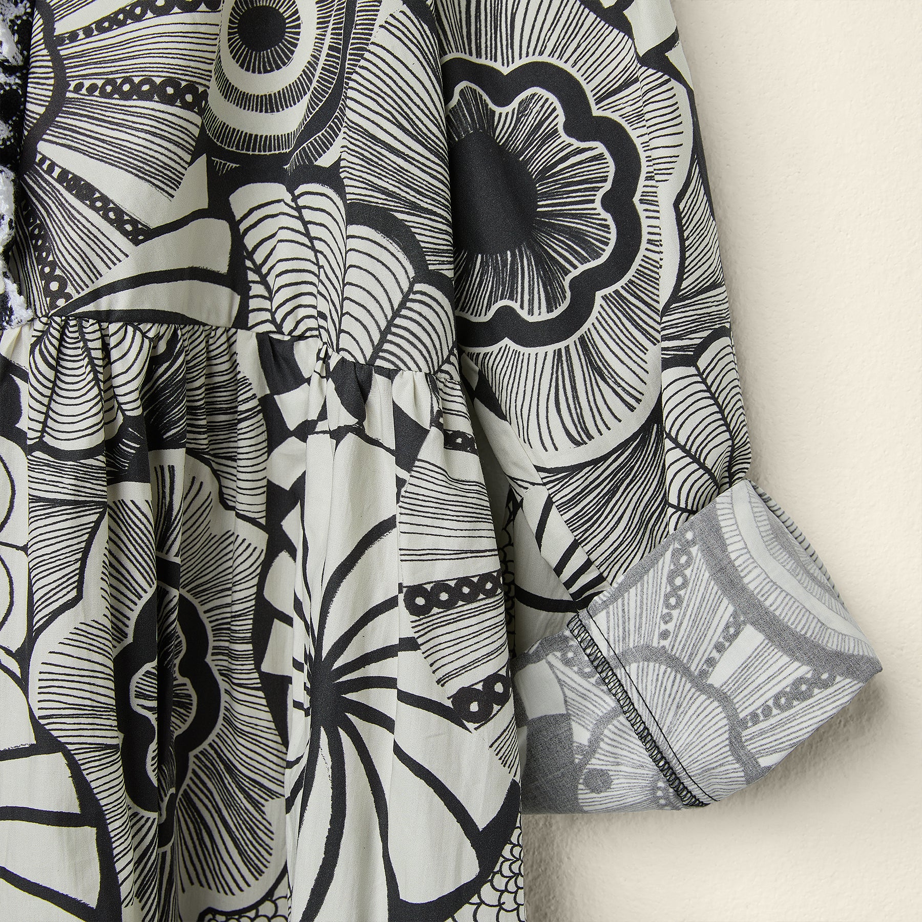 带滚边细节的碎花连衣裙