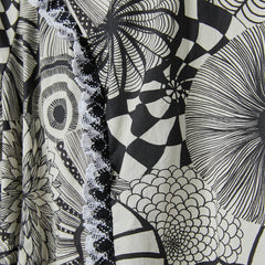 带滚边细节的碎花连衣裙